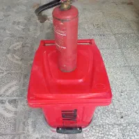 یک عدد سطل آشغال نو ویک کپسول آتش‌نشانی