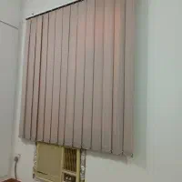 دو تا پرده مناسب اتاق خواب و یک عدد آویز گل چوبی