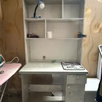 میز و صندلی و چراغ مطالعه