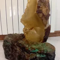 کهربا روی راف سنگ مس