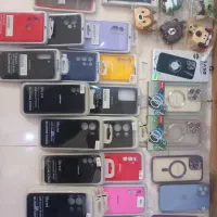 تعدادی لوازم جانبی موبایل وبند اپل واچ دکوری مغازه