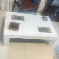 صندلی و‌میز وسط مبل