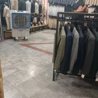 فروشنده برای کار در کت شلوار فروشی