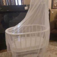 تخت گهواره ای کنار مادر