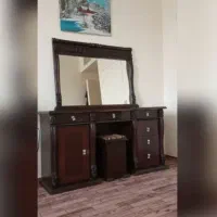 میز آرایشی به همراه آیینه بزرگ