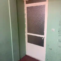 درب آهنی با کم قدیمی سنگین