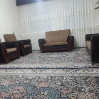 مبل و جاکفشی ایستاده و پرده ریسه ای