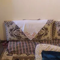 پشتی و میز و قالی