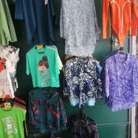 فروشنده آرایشی وبهداشتی ، لباس و صندوقدار