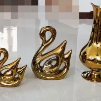 مجسمه قو طلایی و گل رز هفت رنگ نو و سالم