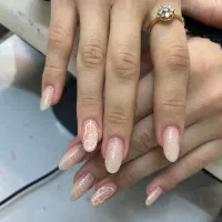 تخفیف برای خدمات کاشت و طراحی ناخن