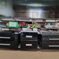 میز شیشه ای زیر تلویزیون