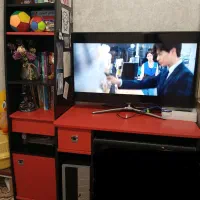 میز تحریر و کامپیوتر و کتابخونه