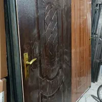 یک درب سرویس بهداشتی  آهن