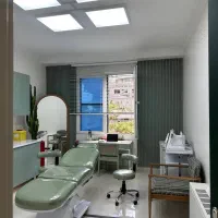 استخدام دستیار پزشک (پیراپزشک) در مطب زیبایی