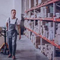 انباردار در تولیدی و فروشگاه میز و صندلی میزلند