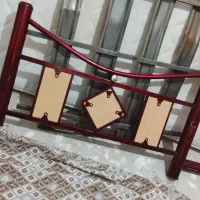 تخت یکنفره فلزی قرمز