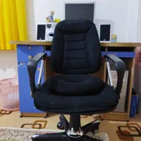 کامپیوتر و میز و صندلی