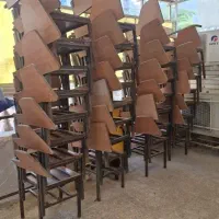صندلی چوبی دسته دار