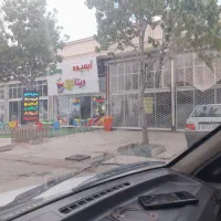 شاگرد جوان  در کفش فروشی شاگرد نیازمندم