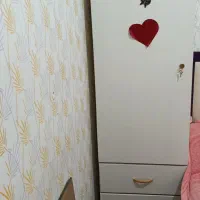 یک عدد کمد لباس رنگ سفید