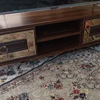 میز تلویزیون و اسباب بازی بچه