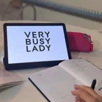 فروشنده تلفنی داخل دفتر