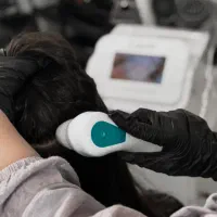 اسکراب اسکالپ و پاکسازی کف سر