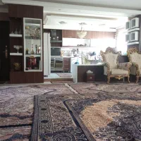 خدمات نظافتی منزل و پله توسط کارگرجوان فرض