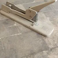 ماشین دوخت منگنه کتاب وسط زن