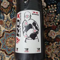 یک جفت دستکش بوکس و کیسه بوکس