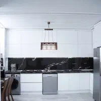 کابینت سفید سوپرمات با صفحه مشکی جذاب