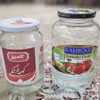 تعدادی شیشه رب و ترشیجات
