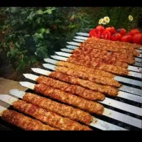 خمیر کوبیده گوشت و مرغ و کتف و بال تازه