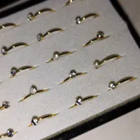 پیرسینگ فیک بینی نگین‌دار طلایی و نقره‌ای