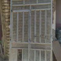درب و پنجره آهنی سالم در حد نو بدون پوسیدگی