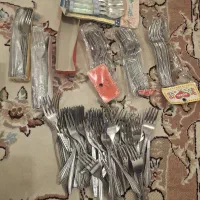 تعدادی ظرف و ظروف اشپزخانه