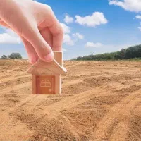 یک قطعه زمین در قلعه کهنه