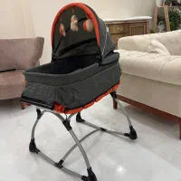 گهواره نوزاد کنار مادر