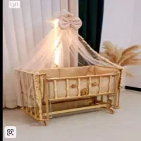 گهواره کنار تخت مادر