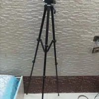 سه پایه دوربین و تلفن رومیزی