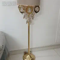آباژور ایستاده