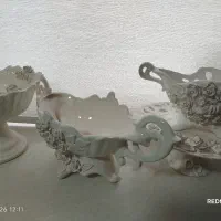 یک عدد بوفه همراه با وسایل داخلش