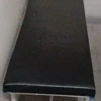 ۴ عدد تخت معاینه و ماساژ پزشکی و ۲ عدد پایه سرم
