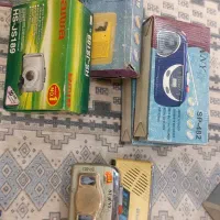 تعدادی واکن و رادیو قدیمی داخل جعبه و دست دوم