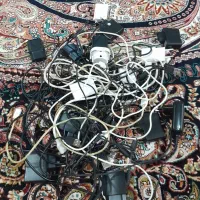 تعدادی کابل شارژ USB و سوزنی