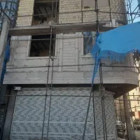 کارگر وارد کاشی کاری سنگ کاری