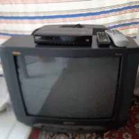 تلوزیون و دستگاه با کنترل هر دو با هم