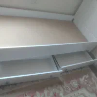 یک عدد تخت خواب و بک کمد
