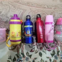 فروش تعدادی قمقمه در عکس دیده میشود